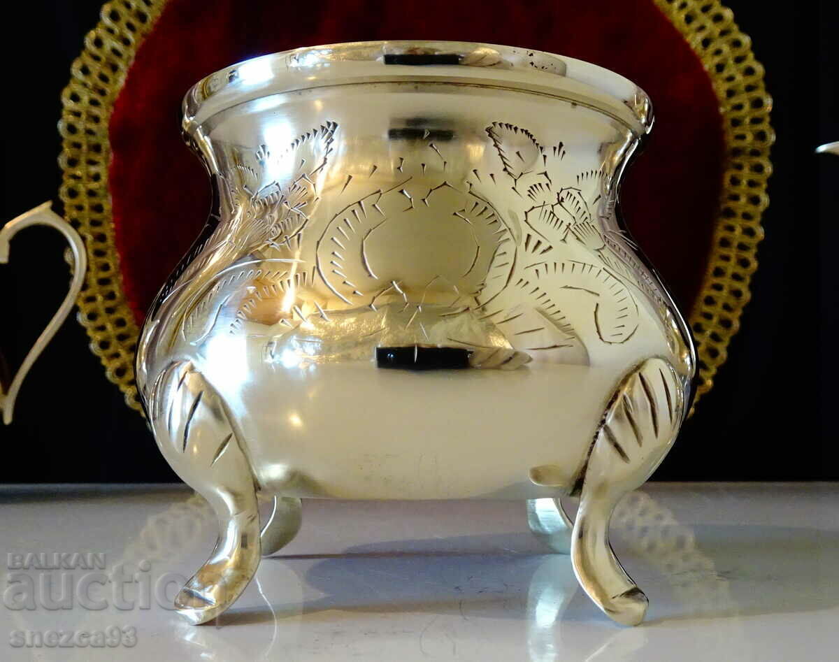 Delivery of English bronze sugar bowl, baroque. Delivery of English bronze sugar bowl, baroque.