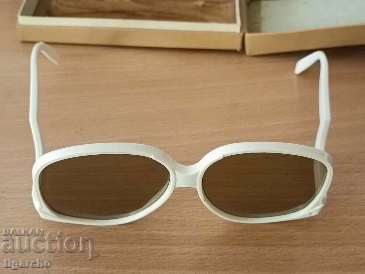 Delivery of Retro sunglasses Delivery of Retro sunglasses