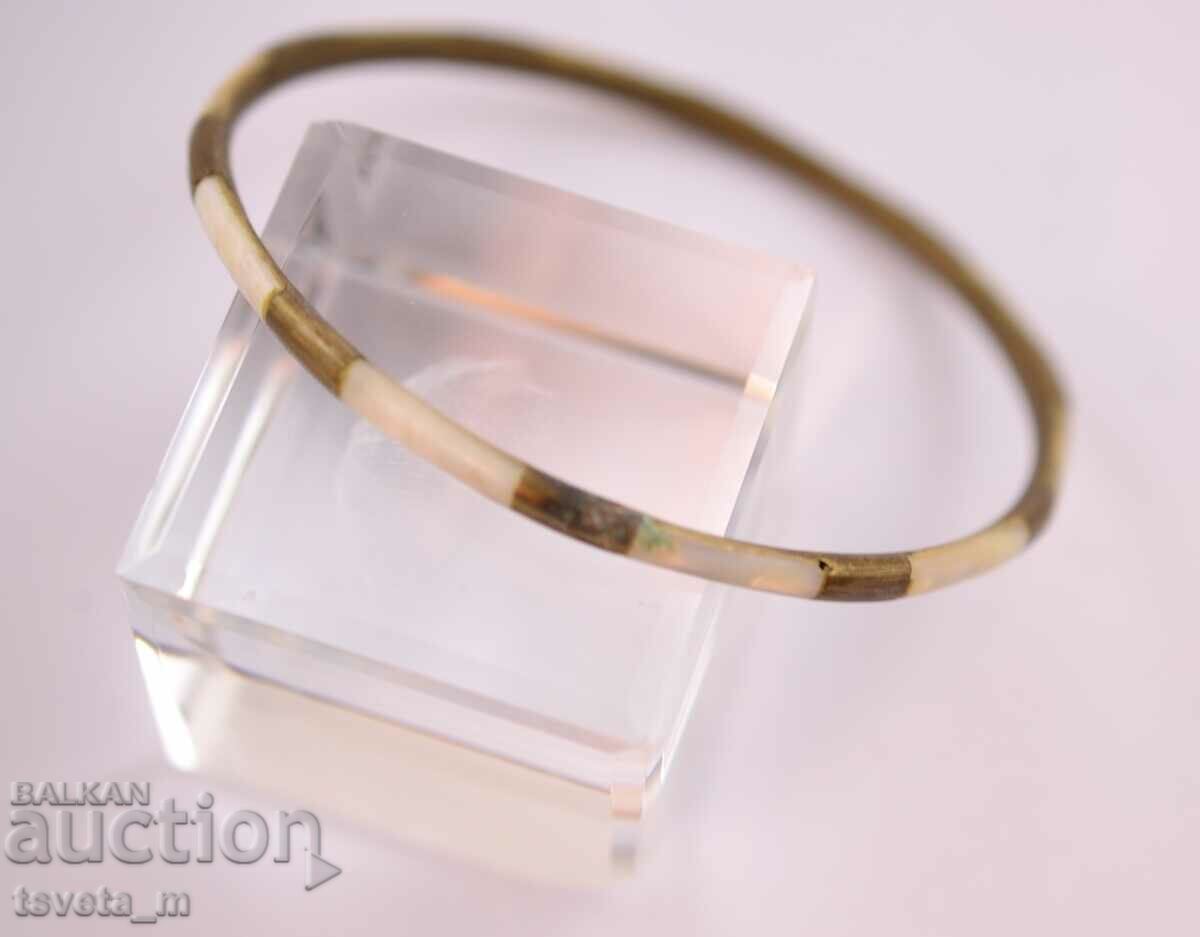 Women's bracelet, bronze and mother-of-pearl with price 3.00 BGN | € 1.53 Women's bracelet, bronze and mother-of-pearl with price 3.00 BGN | € 1.53