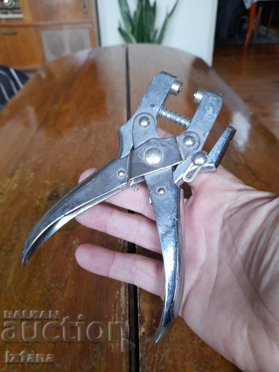 Стари клещи за копчета с цена 16.00 лв. | € 8.18 Стари клещи за копчета с цена 16.00 лв. | € 8.18