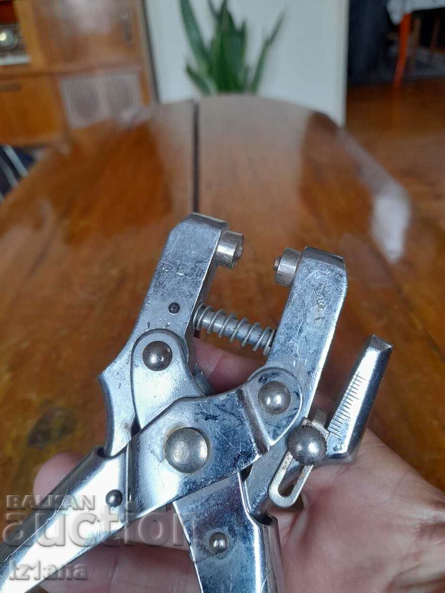 Аукцион Стари клещи за копчета Аукцион Стари клещи за копчета