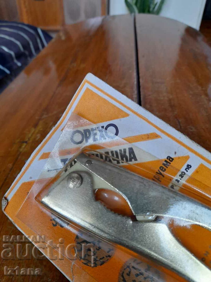 Стара орехотрошачка с цена 27.00 лв. | € 13.80 Стара орехотрошачка с цена 27.00 лв. | € 13.80