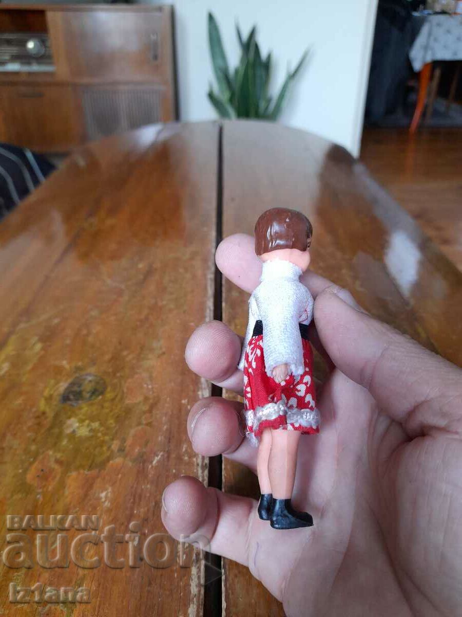 Păpușă veche cu preț 22.00 BGN | € 11.25 Păpușă veche cu preț 22.00 BGN | € 11.25