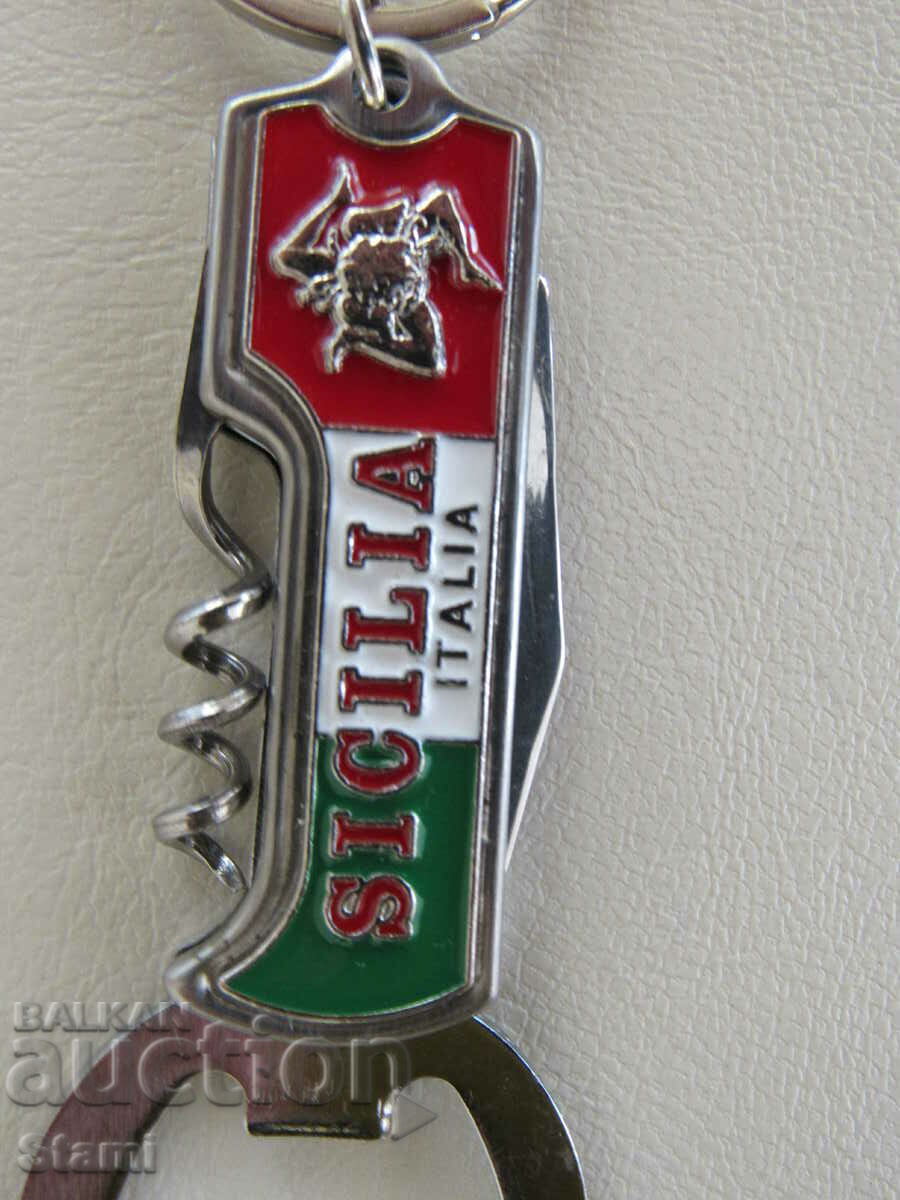 Breloc de cuțit pliabil din metal 3 în 1 din Sicilia, Italia cu preț 26.50 BGN | € 13.55 Breloc de cuțit pliabil din metal 3 în 1 din Sicilia, Italia cu preț 26.50 BGN | € 13.55