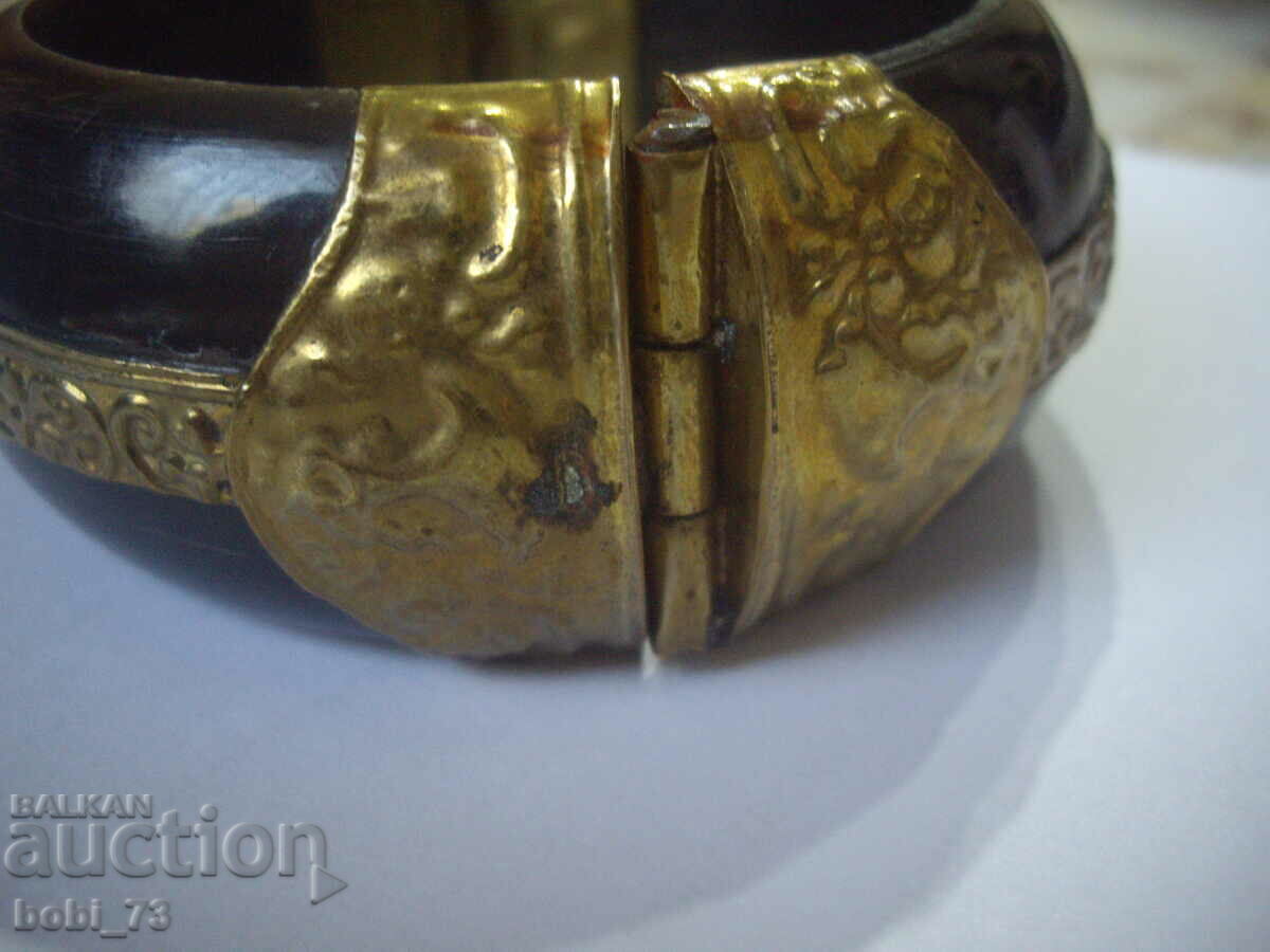 Δημοπρασία Παλιό κοκάλινο βραχιόλι. Δημοπρασία Παλιό κοκάλινο βραχιόλι.