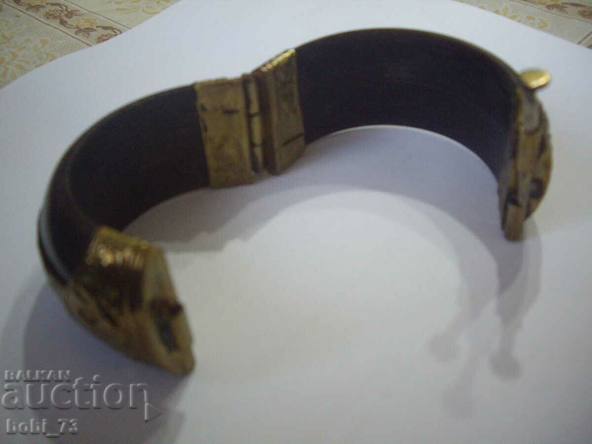 Παράδοση Παλιό κοκάλινο βραχιόλι. Παράδοση Παλιό κοκάλινο βραχιόλι.