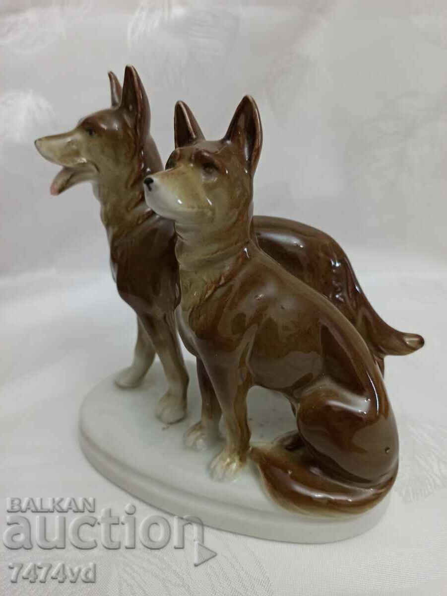 Companie de porțelan plastic - Doi câini ciobanești cu preț 80.00 BGN | € 40.90