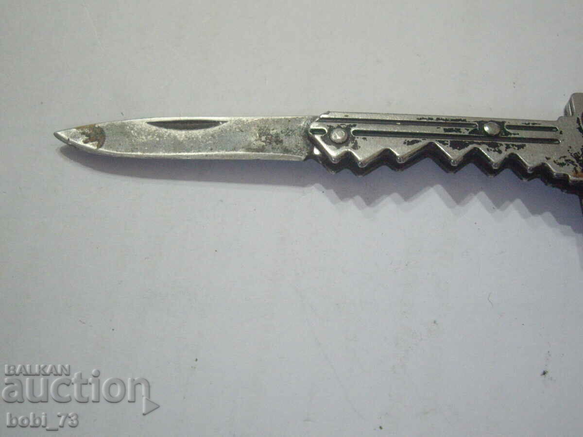 Παράδοση Ένα παλιό πολύ ενδιαφέρον μικρό κλειδί-λεπίδα. Παράδοση Ένα παλιό πολύ ενδιαφέρον μικρό κλειδί-λεπίδα.