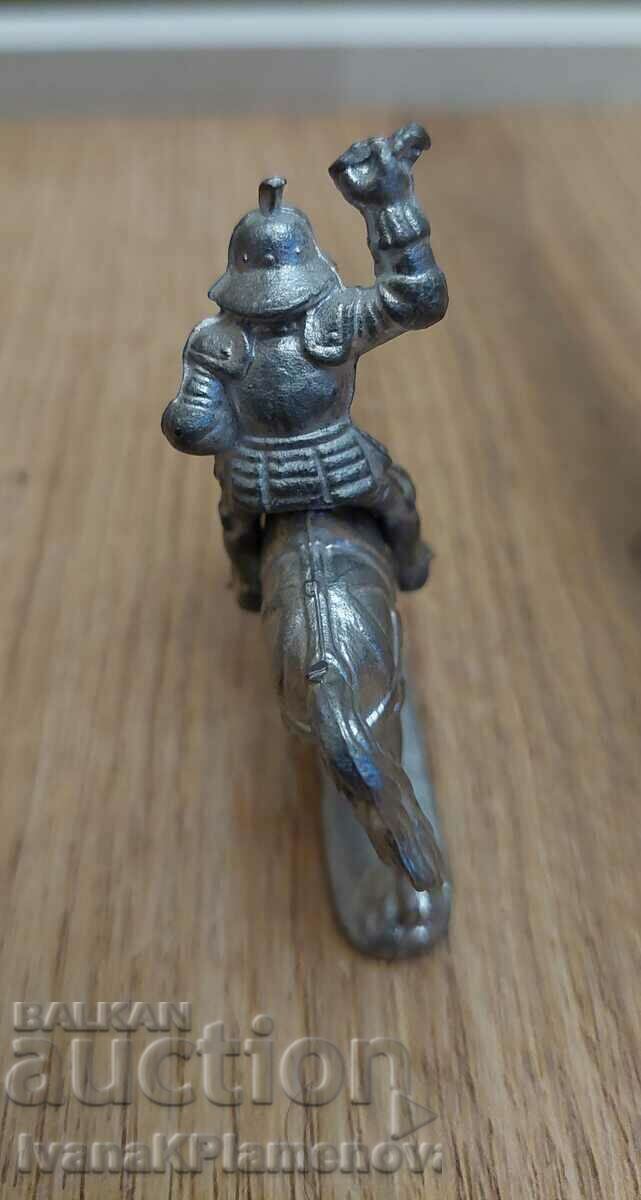 Delivery of A lead figurine for collectors