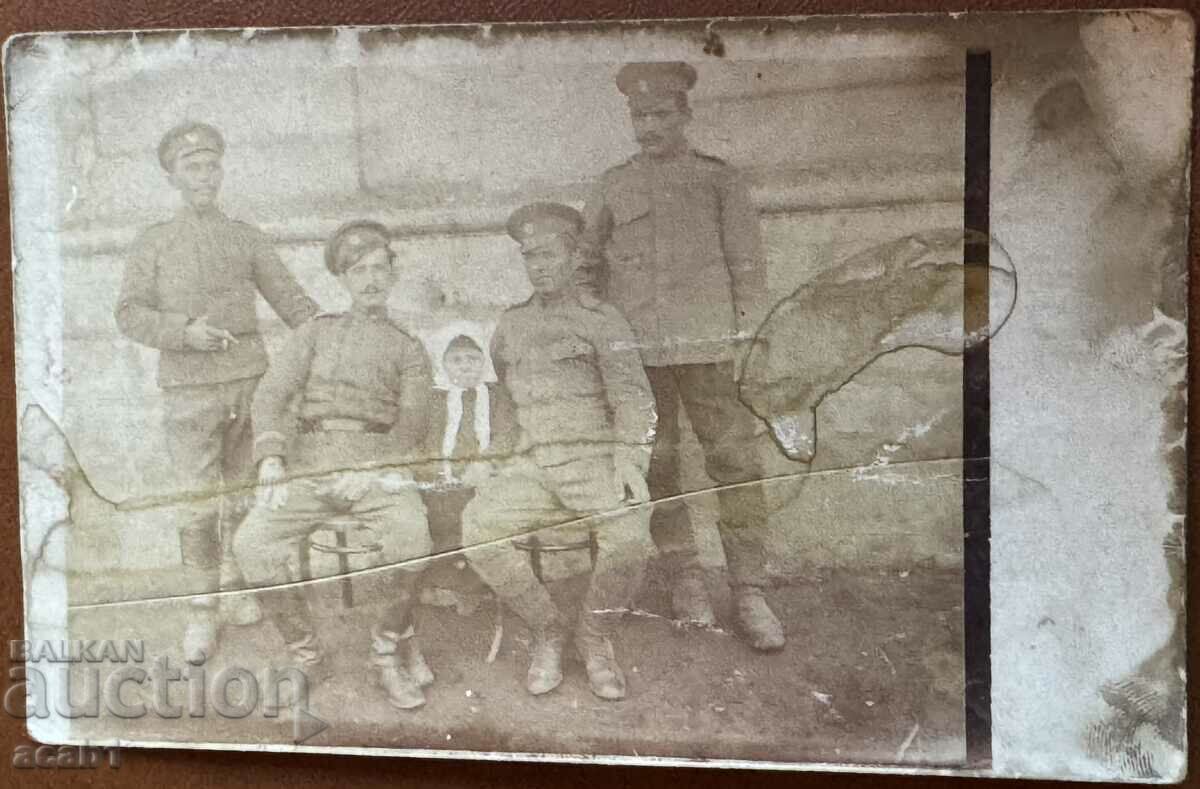 Soldiers with a child PSV