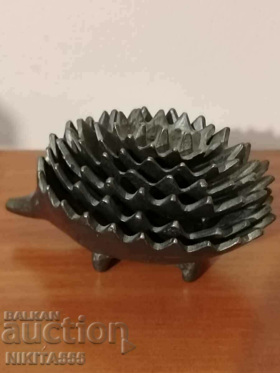 Scrumiere vintage de designer cu arici, stil Walter Bosse cu preț 300.00 BGN | € 153.39