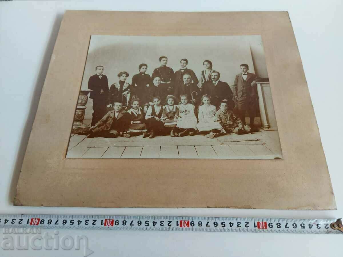 Auction  . OLD LARGE FAMILY PHOTO PHOTO CARDBOARD