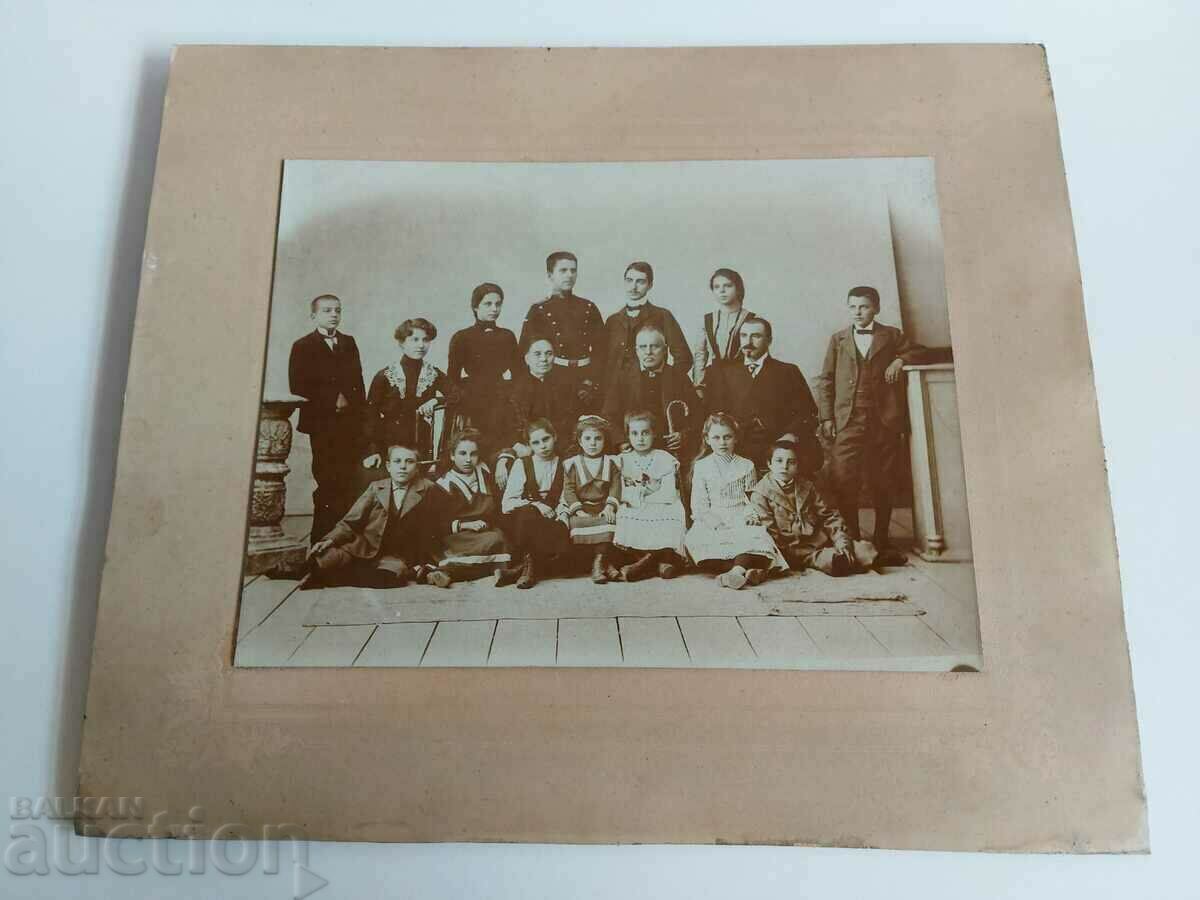 . OLD LARGE FAMILY PHOTO PHOTO CARDBOARD
