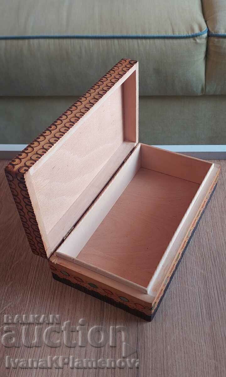 Livrarea Cutie din lemn pirogravată pentru colecționari excelentă