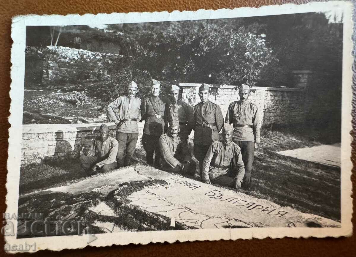 Бойци пред карта на Велика България