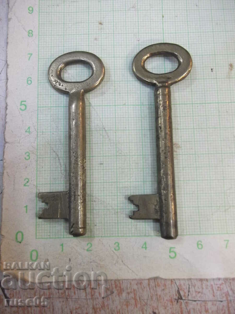 Lot of 2 pcs. old bronze key for a lock