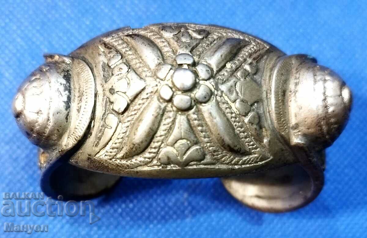 Old Renaissance silver bracelet (slingshot).