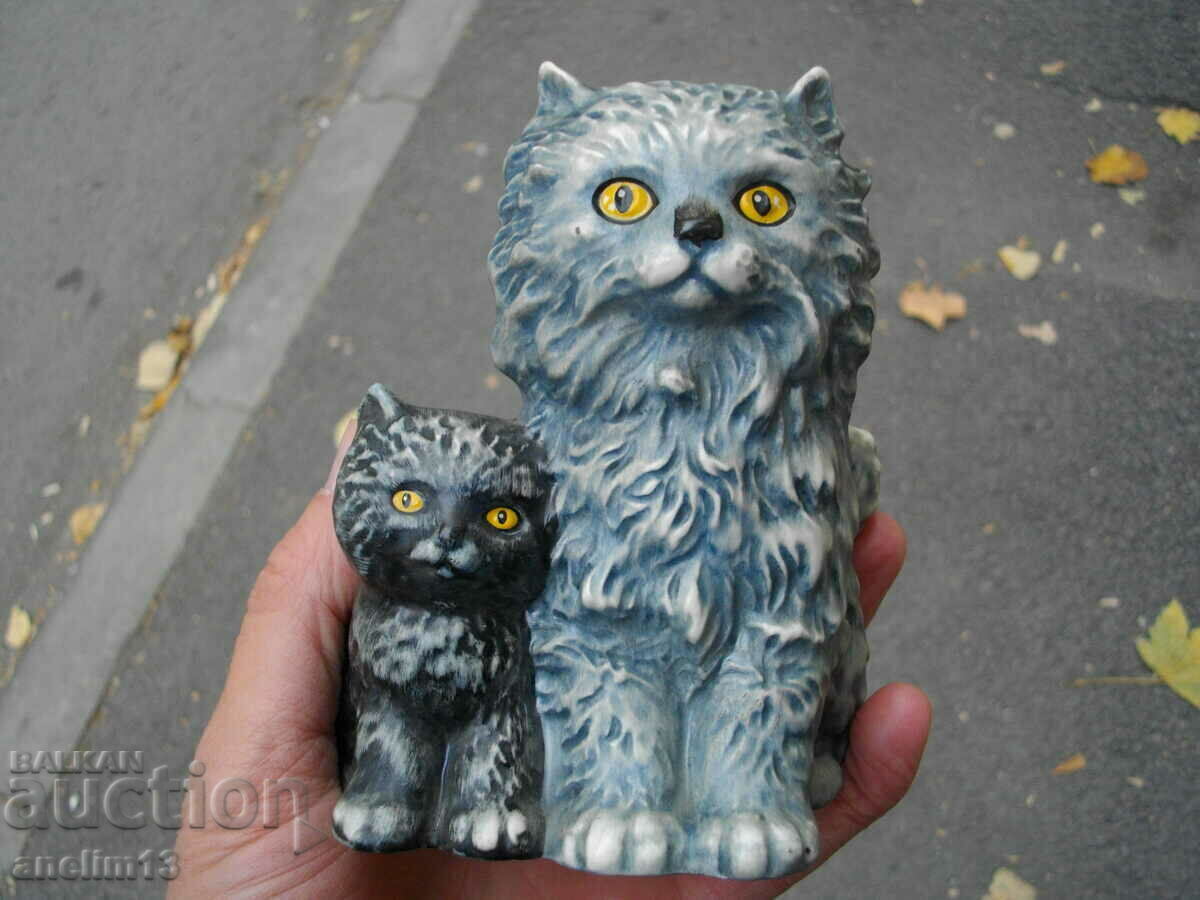 OLD PORCELAIN CAT WITH KITTENS GOEBEL 1975 with price 75.00 BGN | € 38.35 OLD PORCELAIN CAT WITH KITTENS GOEBEL 1975 with price 75.00 BGN | € 38.35