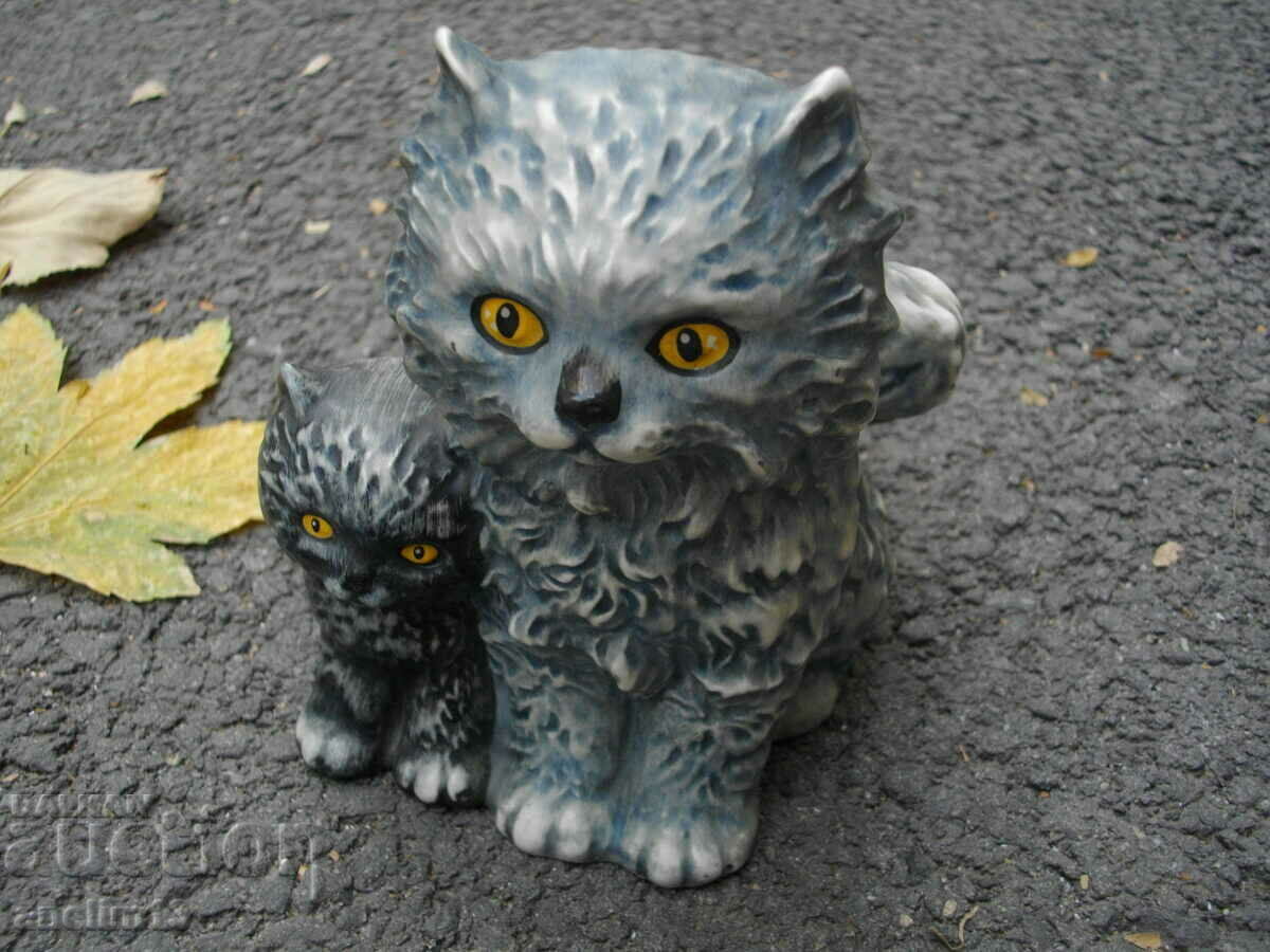 OLD PORCELAIN CAT WITH KITTENS GOEBEL 1975 OLD PORCELAIN CAT WITH KITTENS GOEBEL 1975