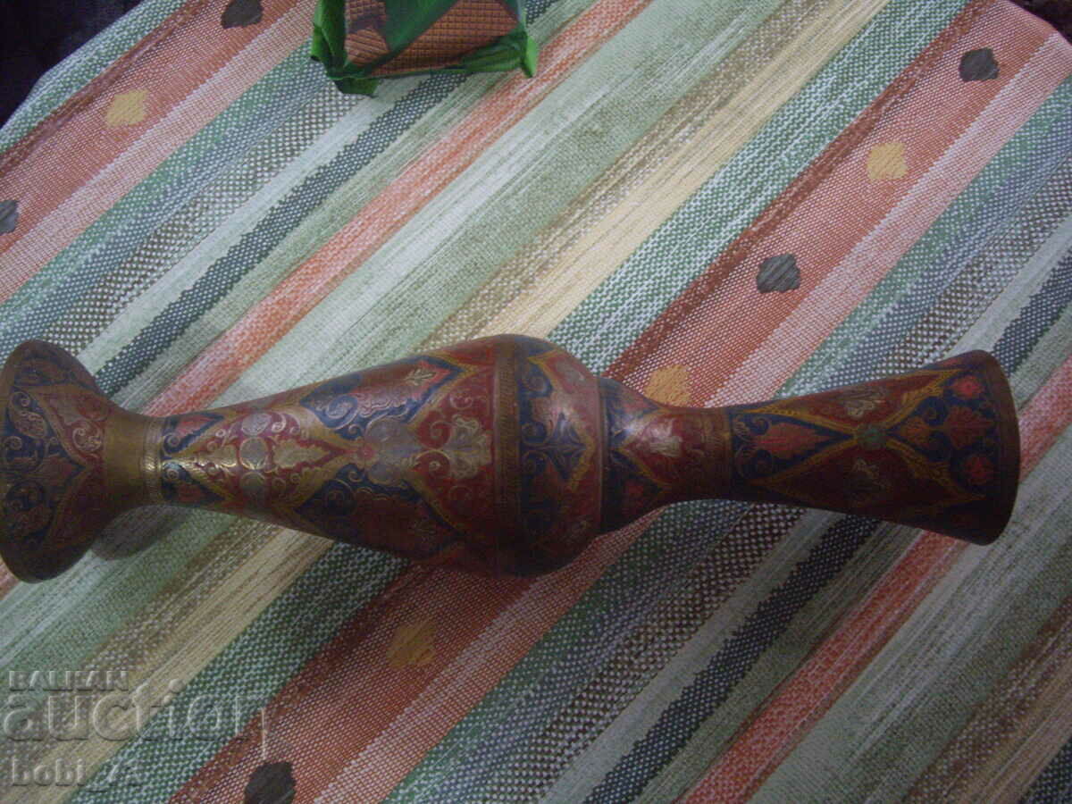 Auction A very old, beautiful and large bronze, hand-painted vase. Auction A very old, beautiful and large bronze, hand-painted vase.