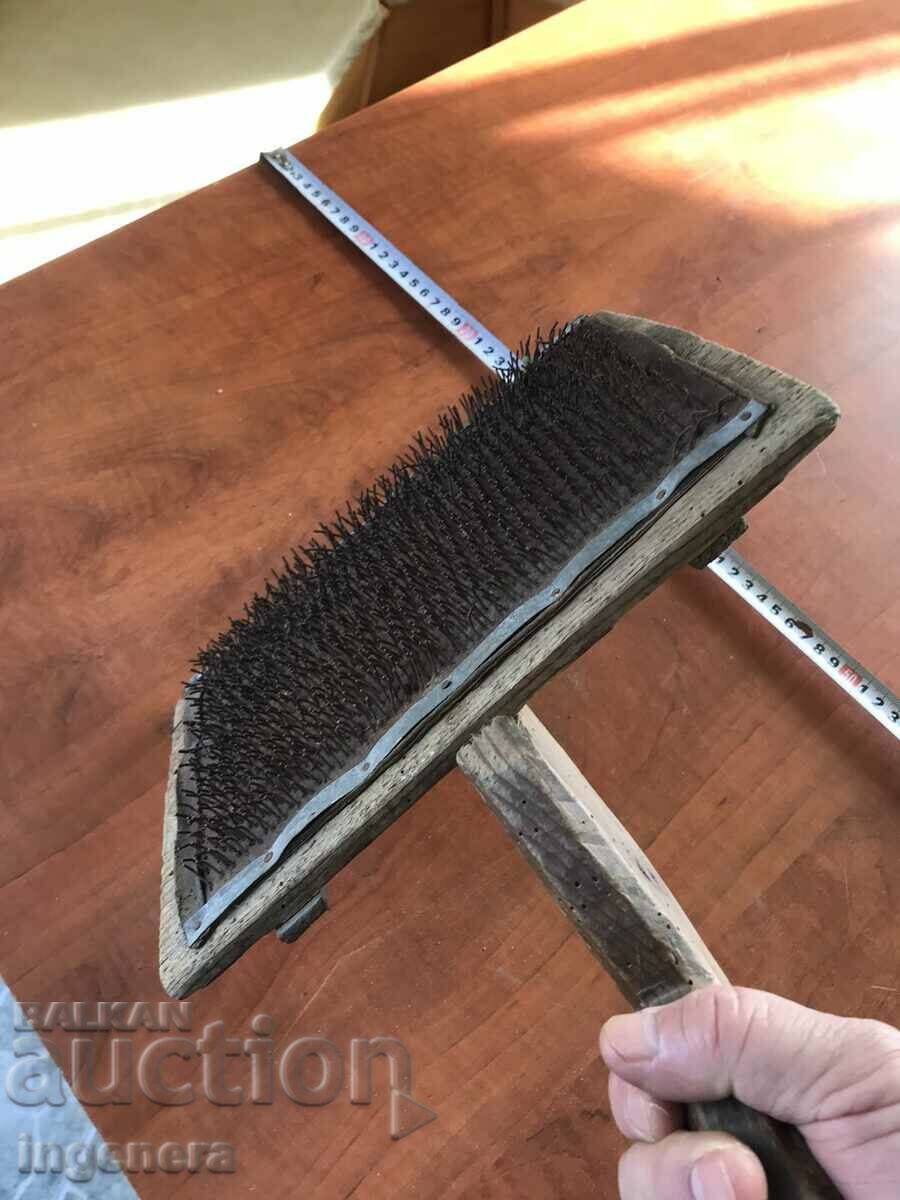 Licitație CULEGATOR DE LÂNĂ DE MÂNĂ UNAL ANTIC LEMN ÎNCHIS Licitație CULEGATOR DE LÂNĂ DE MÂNĂ UNAL ANTIC LEMN ÎNCHIS