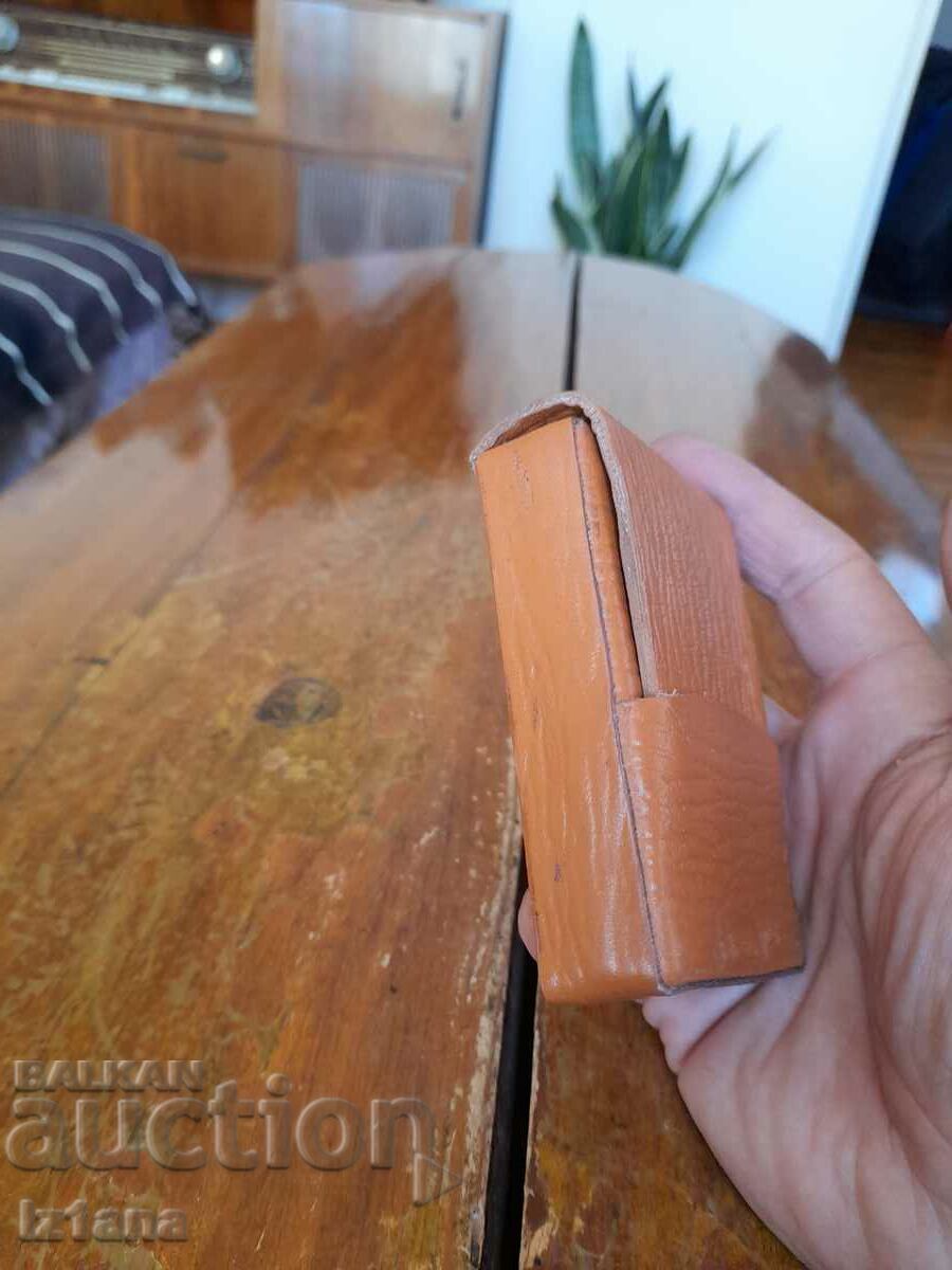 Tabătură veche din piele pentru țigări, husă cu preț 32.00 BGN | € 16.36
