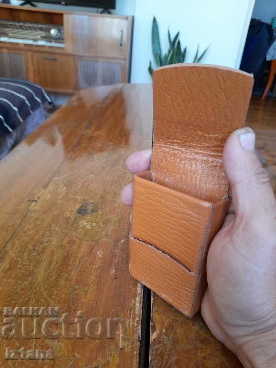 Livrarea Tabătură veche din piele pentru țigări, husă