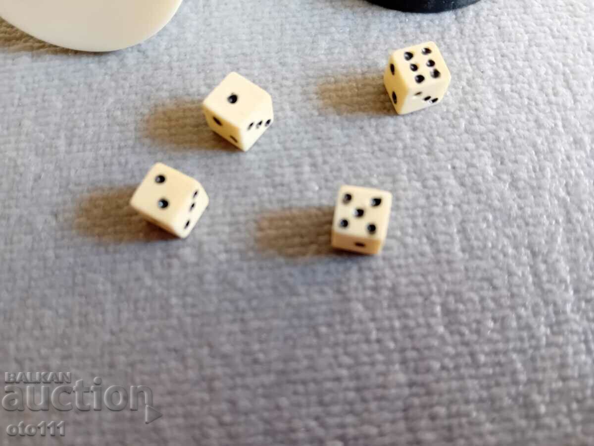 Auction OLD CHECKERS, BACKBOARD DICE Auction OLD CHECKERS, BACKBOARD DICE