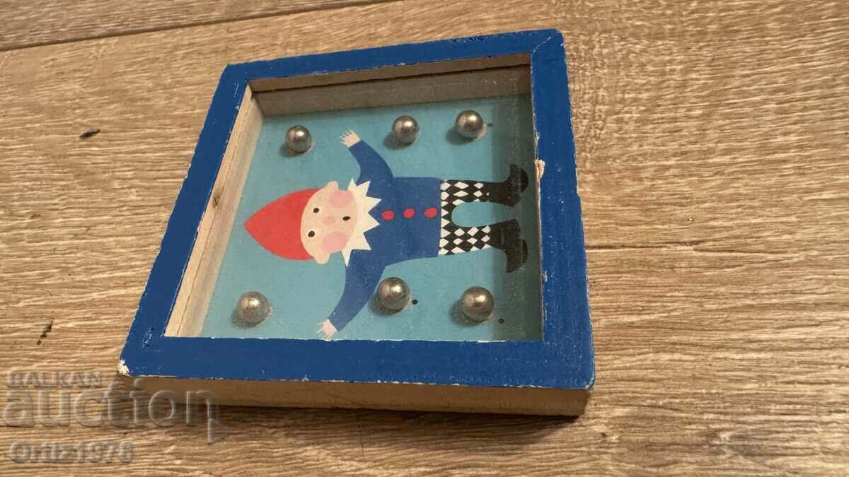 Ένα παλιό παιχνίδι με μεταλλικές μπάλες. με τιμή 34.00 BGN | € 17.38