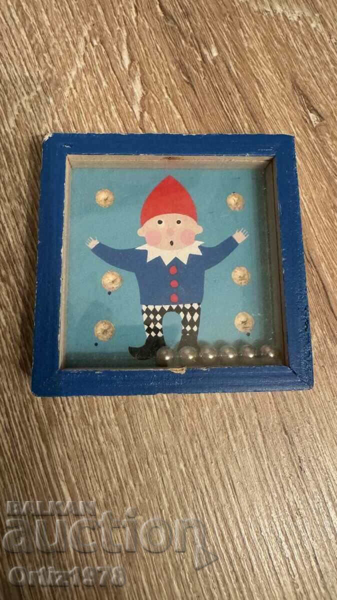 Ένα παλιό παιχνίδι με μεταλλικές μπάλες. - 5