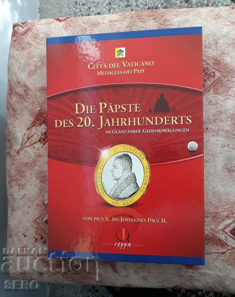 Ватикана СЕТ от 9 медала в красива папка