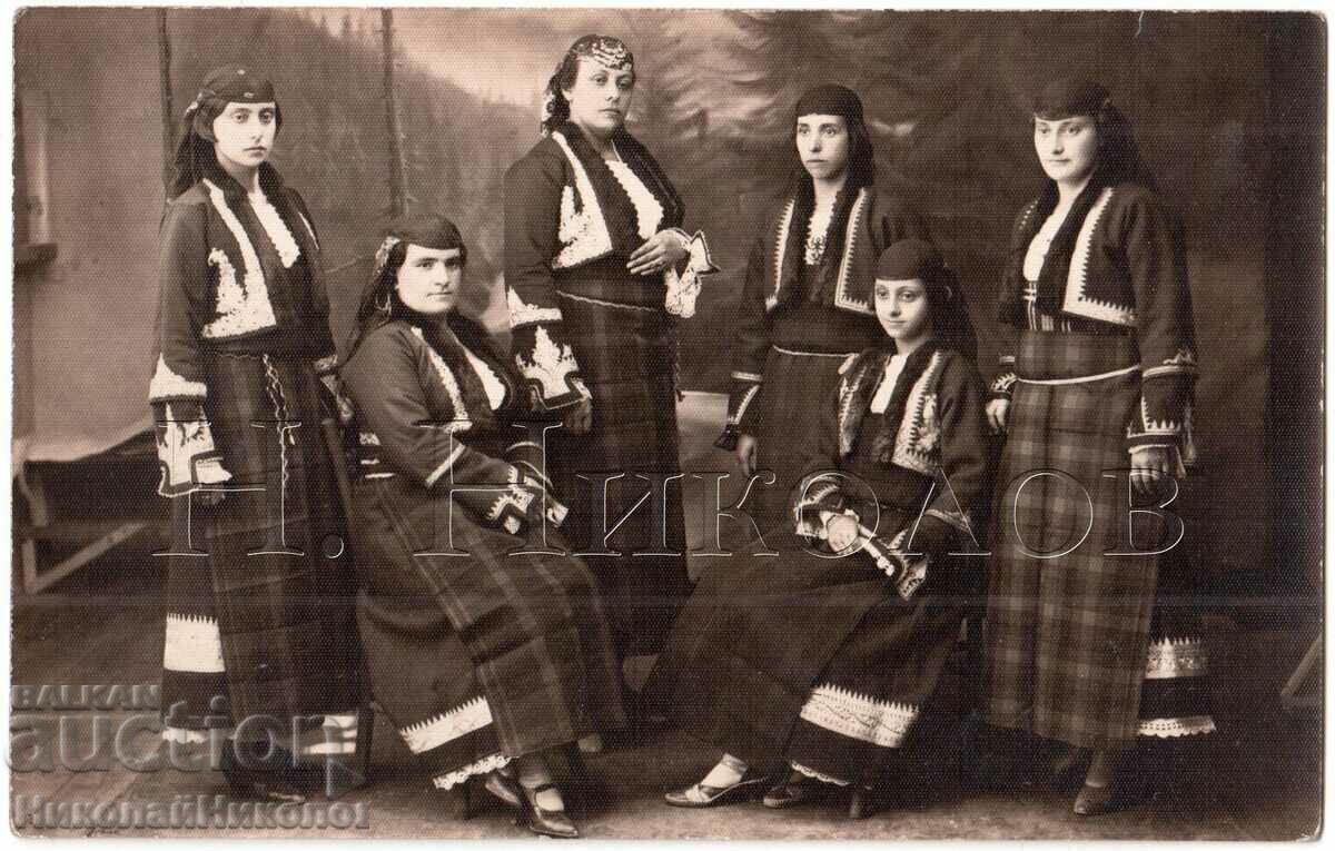 OLD PHOTO OF GIRLS IN FOLK COSTUME D201 OLD PHOTO OF GIRLS IN FOLK COSTUME D201