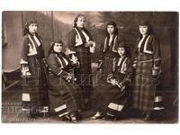 OLD PHOTO OF GIRLS IN FOLK COSTUME D201