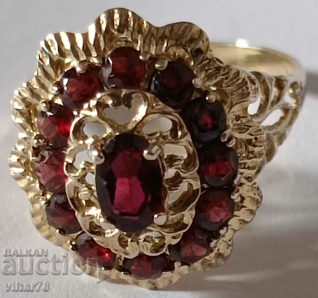 Old gold ring 8 carat- 333 with garnets