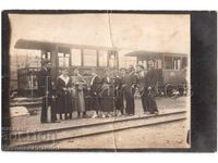 OLD PHOTO RAILWAY STATION TRAIN PASSENGERS ON PLATFORM D215