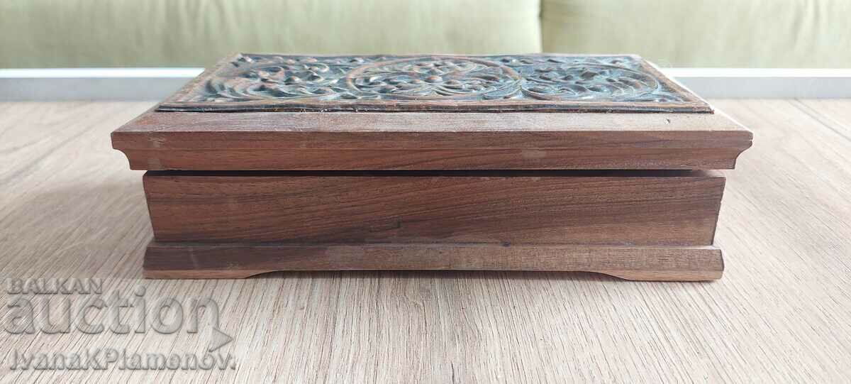 Cutie din lemn masiv cu garnituri din cupru cu preț 28.00 BGN | € 14.32 Cutie din lemn masiv cu garnituri din cupru cu preț 28.00 BGN | € 14.32