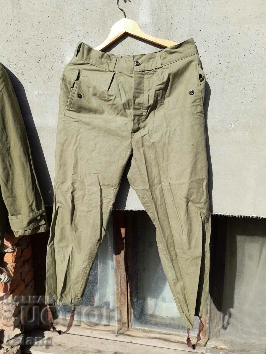 Δημοπρασία Παλιό σετ τουριστικών ρούχων Δημοπρασία Παλιό σετ τουριστικών ρούχων