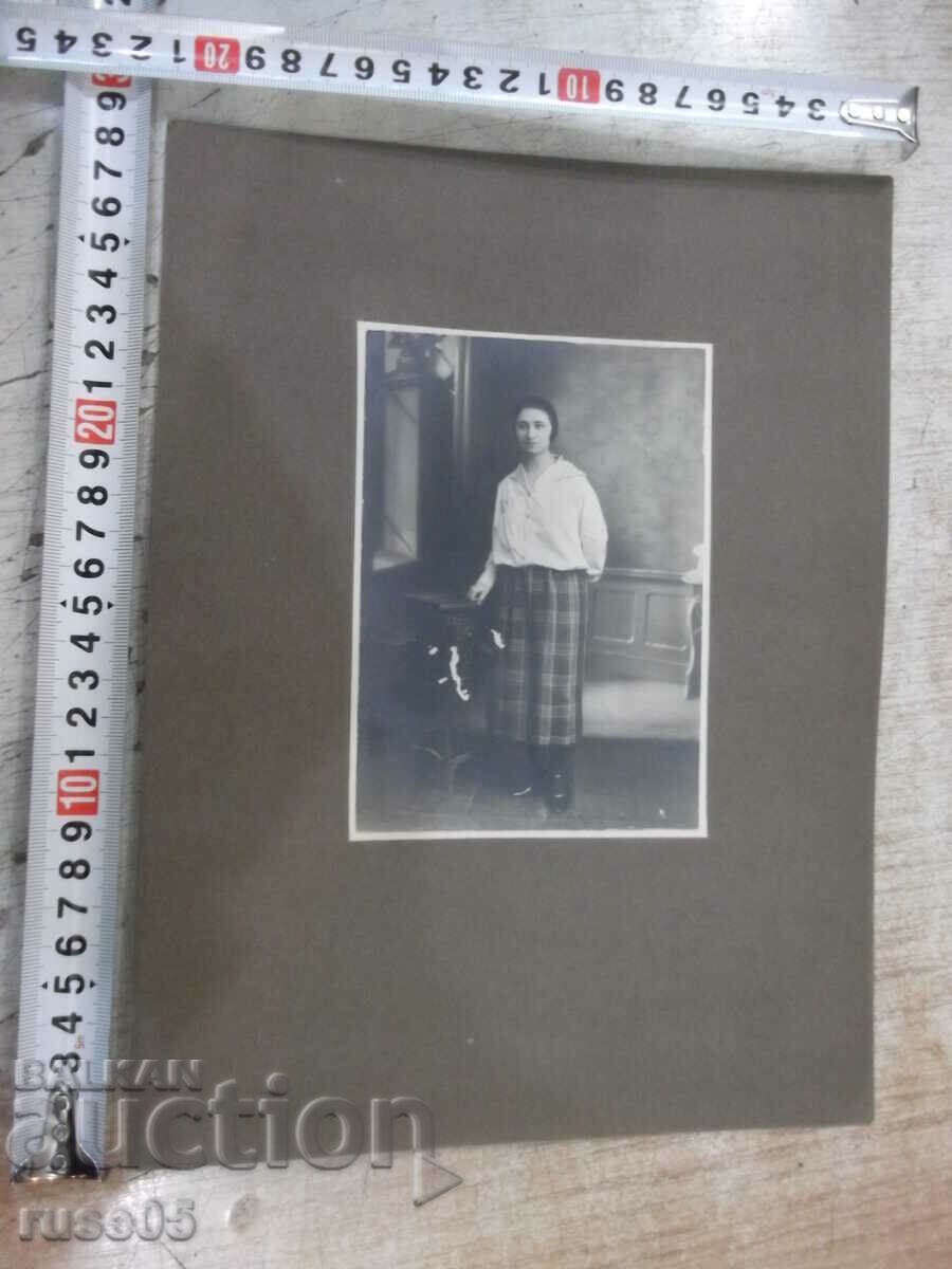 Photo old cardboard portrait of a woman next to a table