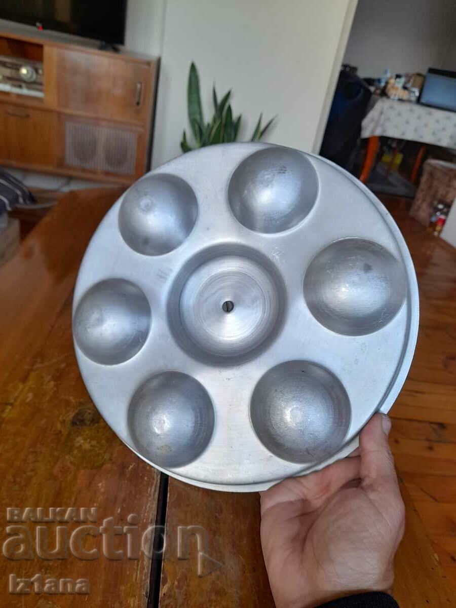 Παράδοση Παλιός αλουμινένιος δίσκος αυγών Παράδοση Παλιός αλουμινένιος δίσκος αυγών