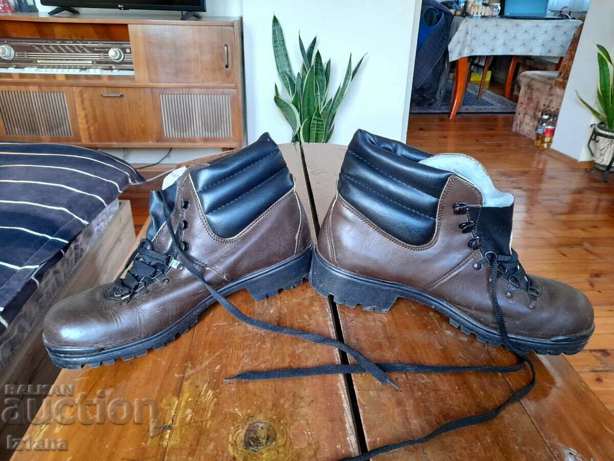 Old hiking boots Youth with price 42.00 BGN | € 21.47 Old hiking boots Youth with price 42.00 BGN | € 21.47
