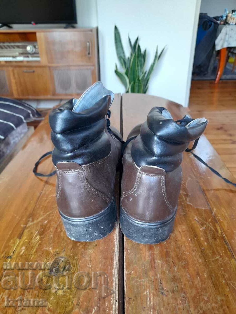Auction Old hiking boots Youth Auction Old hiking boots Youth