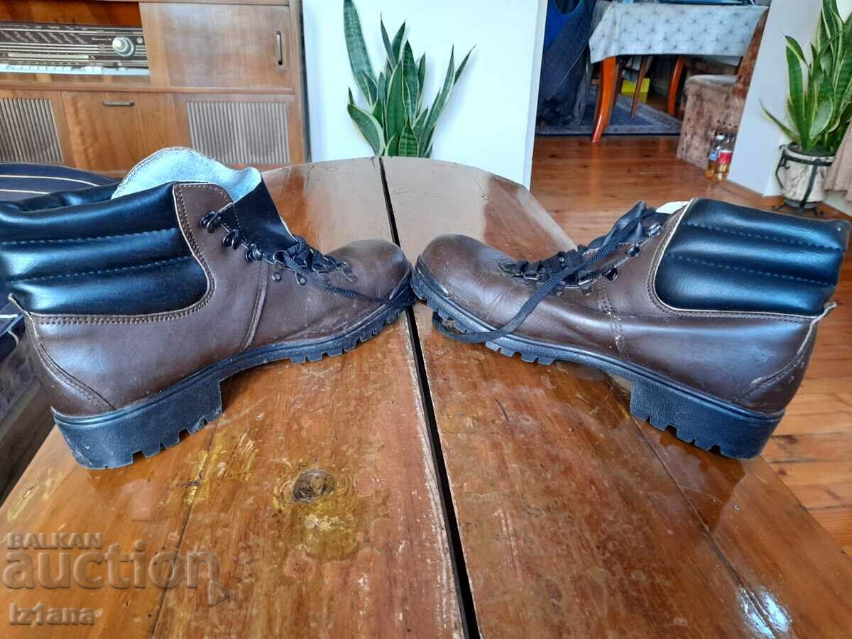 Delivery of Old hiking boots Youth Delivery of Old hiking boots Youth