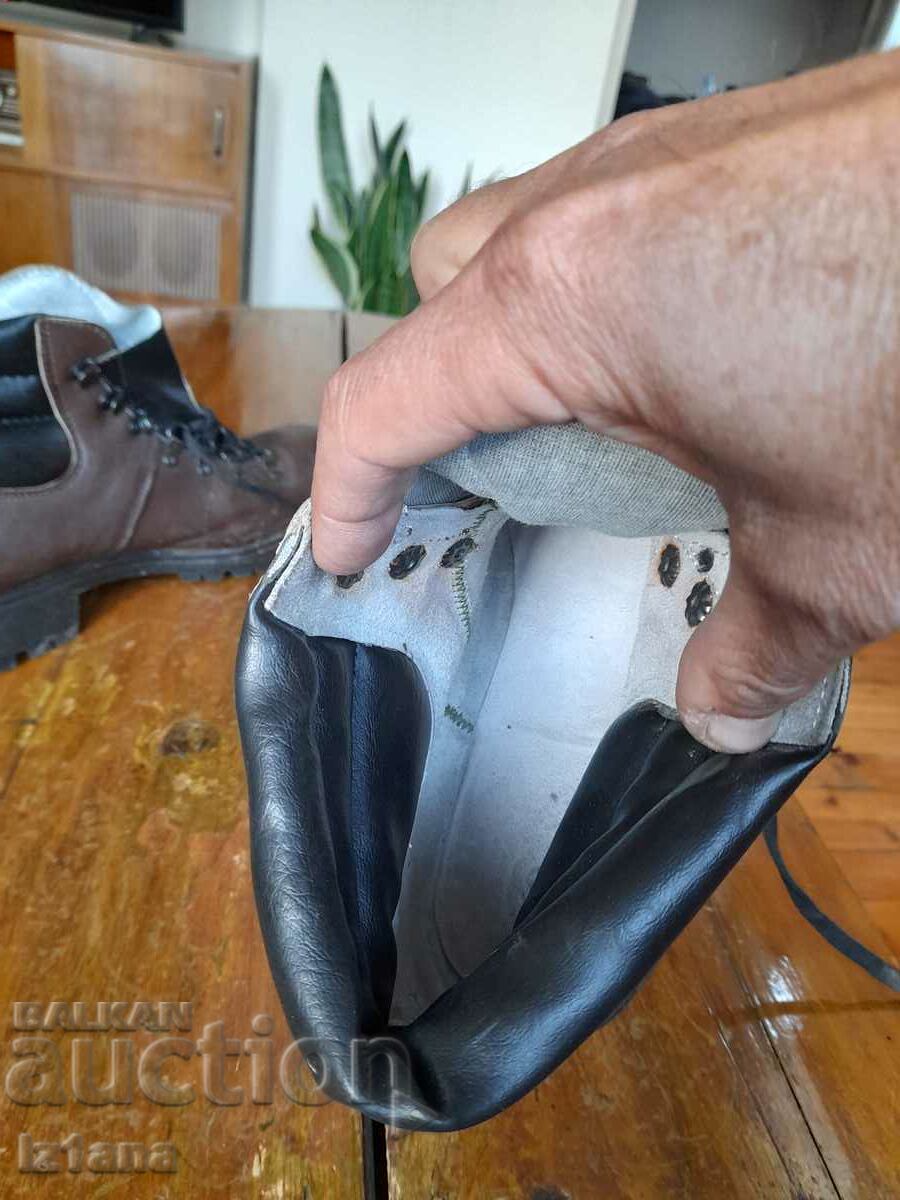 Old hiking boots Youth - 5 Old hiking boots Youth - 5