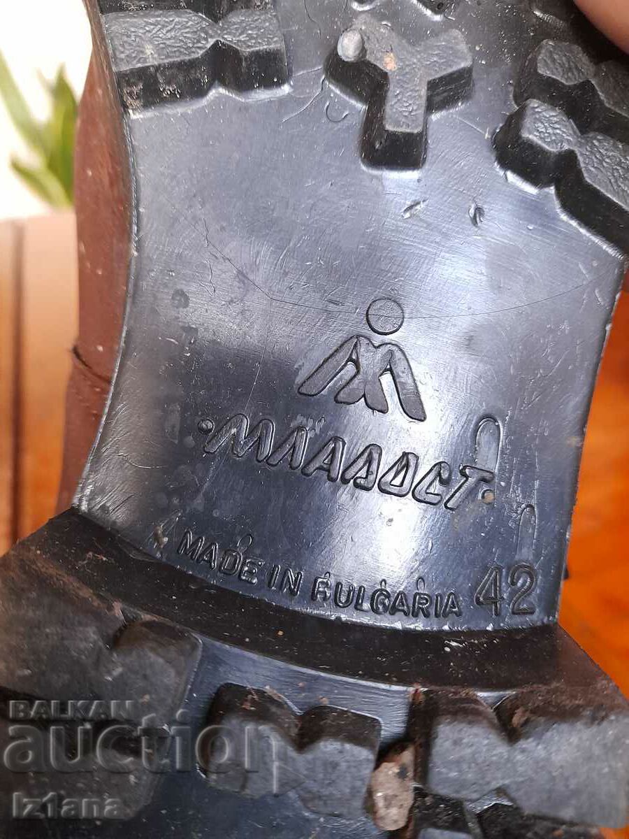 Old hiking boots Youth - 7 Old hiking boots Youth - 7