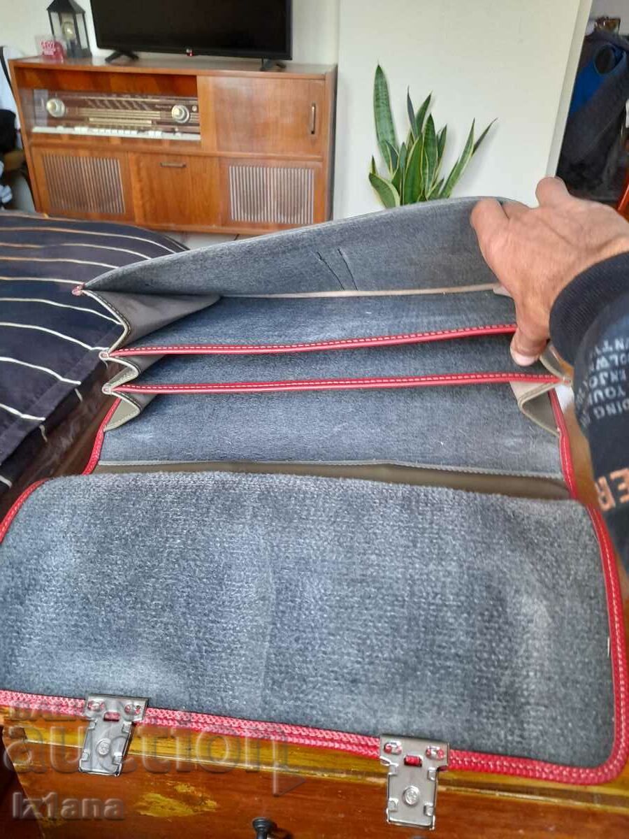 Livrarea Geanta de scoala veche