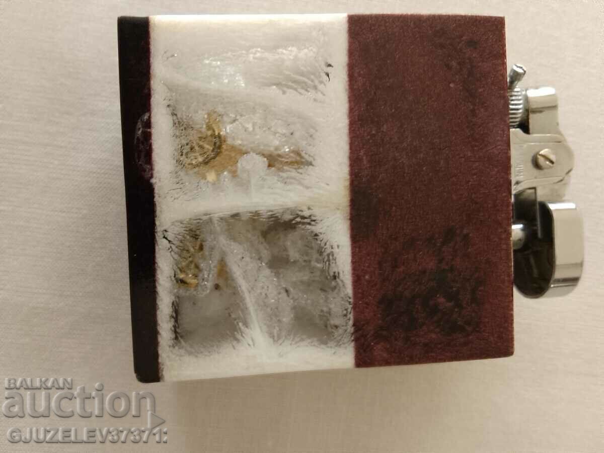 Delivery of Collectible rare PENGUIN gas table lighter built-in
