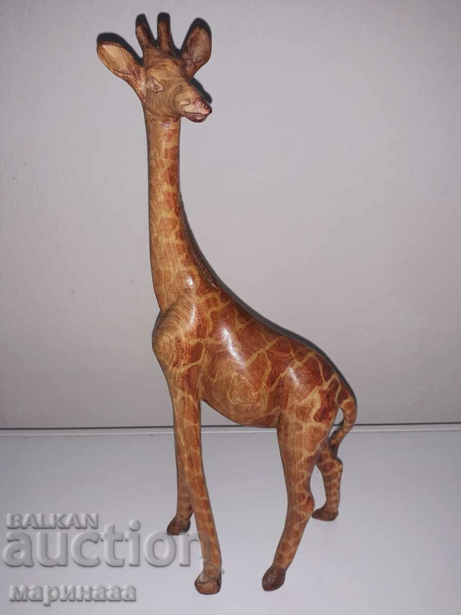 O GIRAFĂ. SCULTURĂ în LEMN