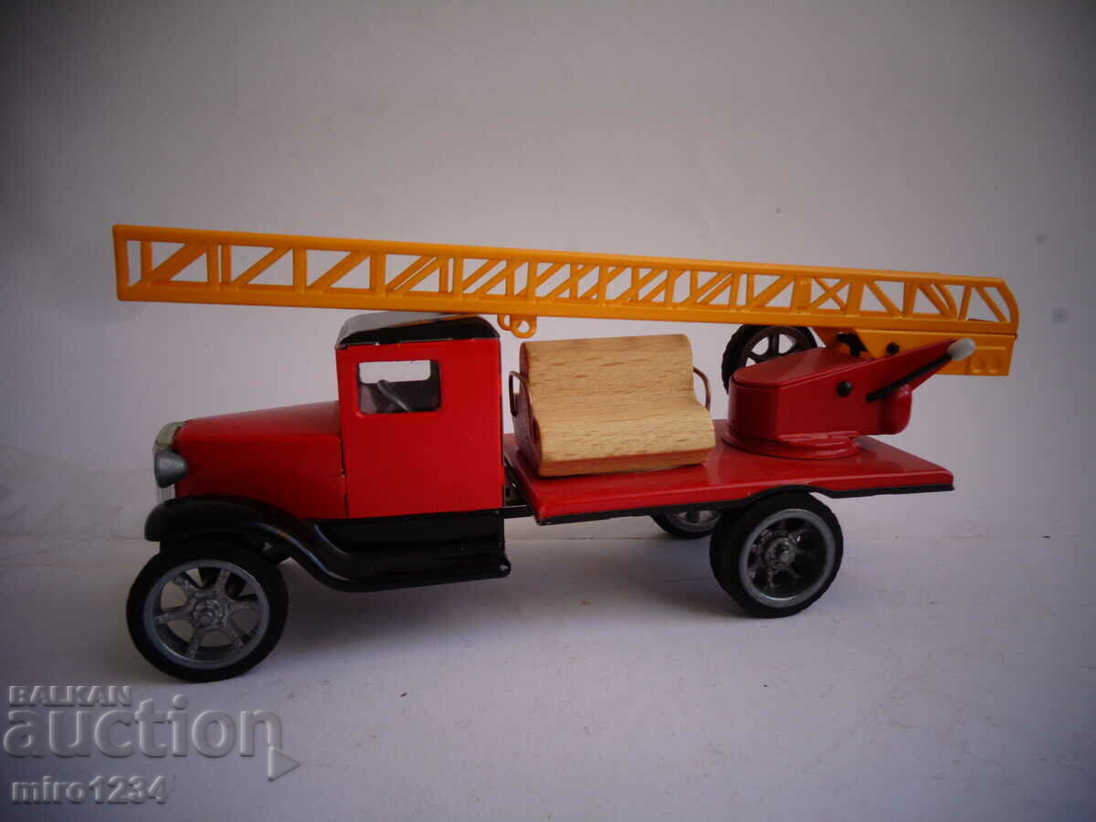 BZC SHEET METAL FIRE FIGHTING TIN TOY TRUCK MODEL