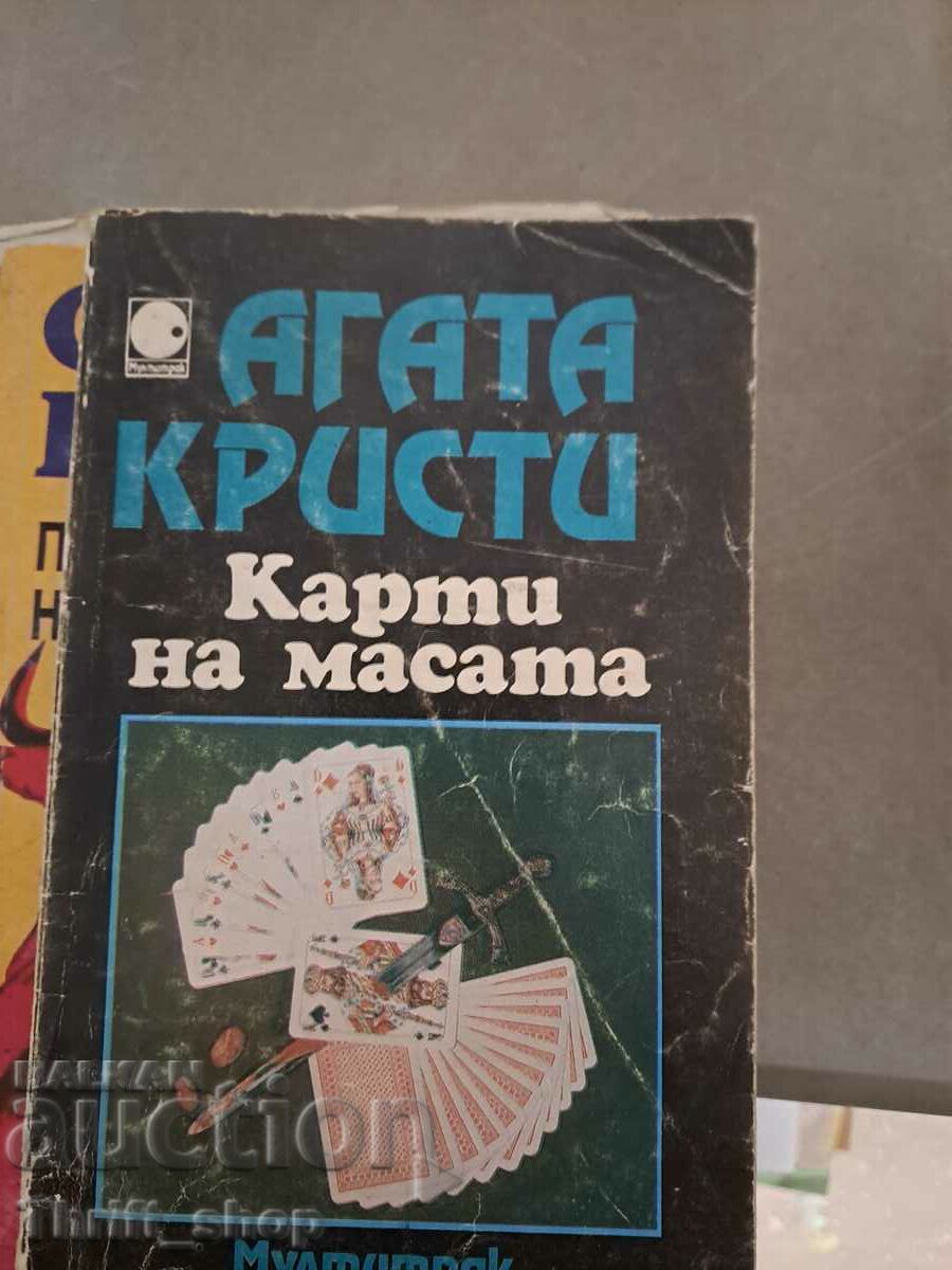 Cărți pe masă Agatha Christie