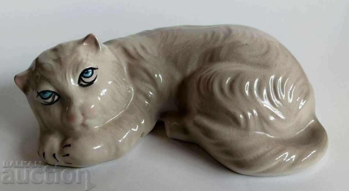 . PORCELAIN OR CERAMIC CAT FIGURE STATUETTE EXCELLENT . PORCELAIN OR CERAMIC CAT FIGURE STATUETTE EXCELLENT